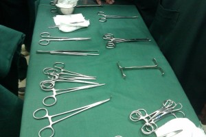1024px-Surgical_Instruments_01