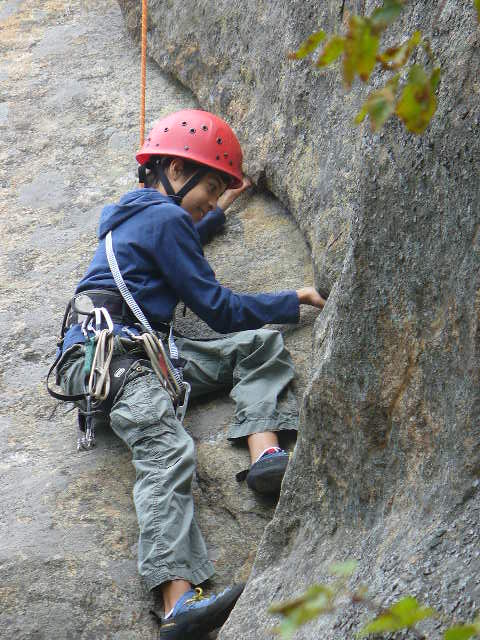 Saif underclingin in a crack 2010