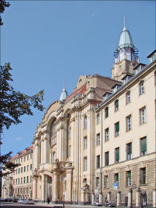 Le_palais_de_justice_de_Littenstrasse_Berlin_6303550695-225x300.jpg