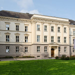 1280px-Justizministerium_in_Duesseldorf-Stadtmitte_von_Nordosten-150x150.jpg