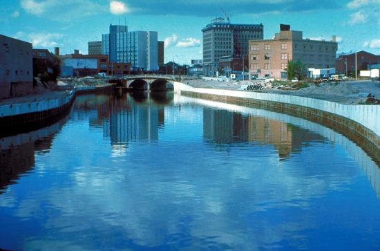 Flint_River_in_Flint_MIchigan