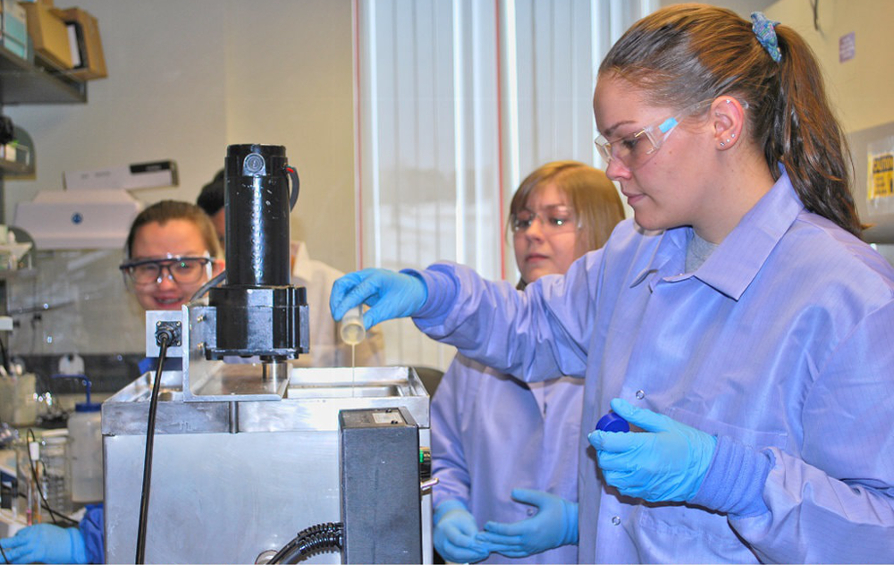 Emily Forauer in lab Theno fellow