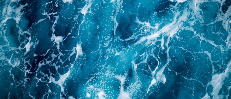 blue-deep-sea-foaming-water-background-picture-id912159408