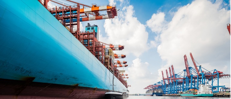 container-ship-in-hamburg-harbour-picture-id865927856