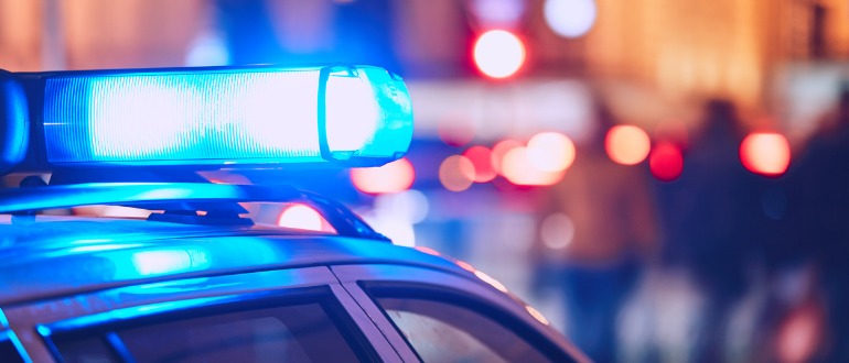 police-car-on-the-street-picture-id900894072