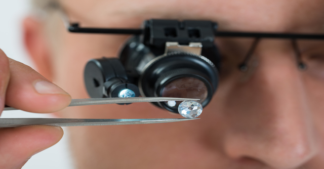 Retail_Person_Looking_At_Diamond_With_Magnifying_Loupe_640x334