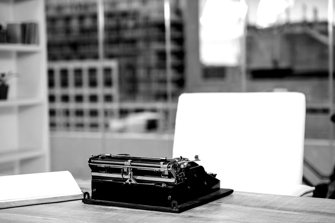 typewriter-on-desk-in-office-P67RSHF.jpg