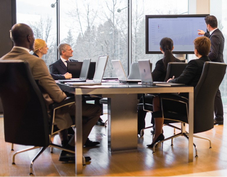 business-people-having-business-meeting-picture-id942604000