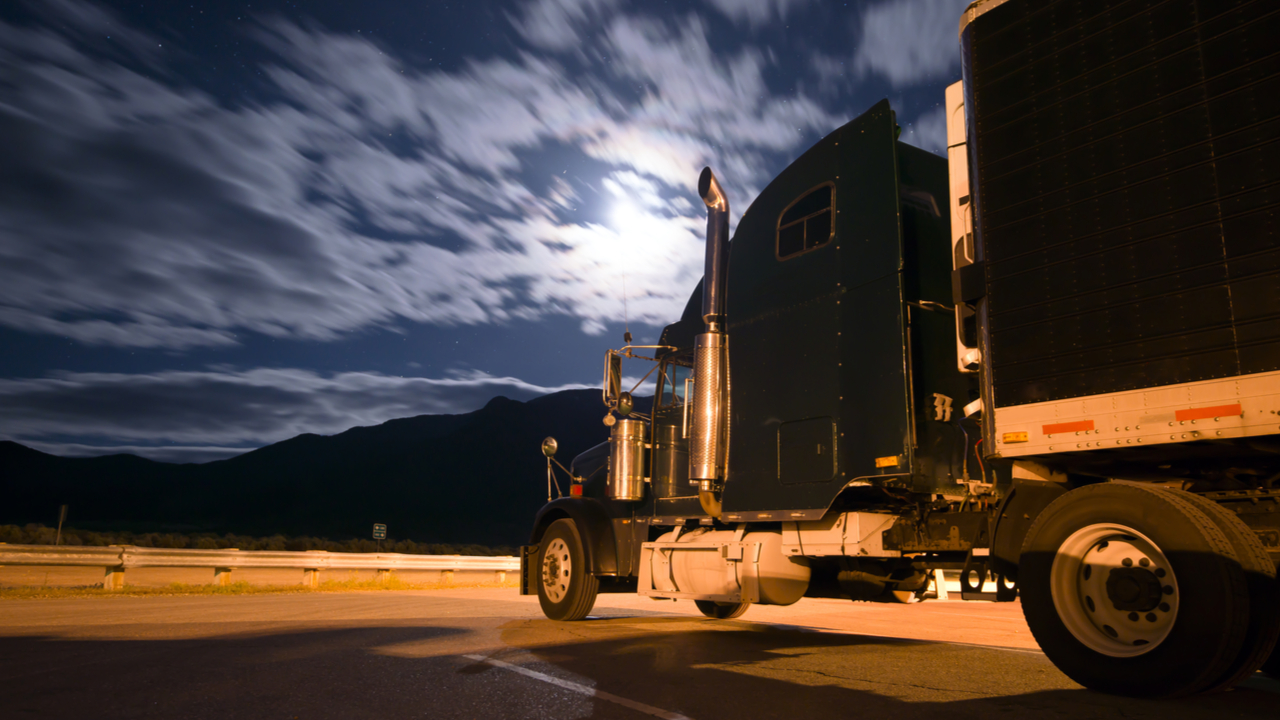 truck_sleep_night_truck_stop_truckstop_shutterstock_583903186_1280x720