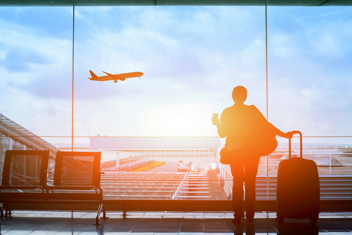 traveler20in20airport20watchin20plane.jpg