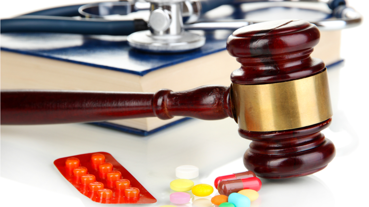 pills, gavel and stehoscope 156153770