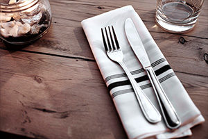 https-globalcompensationinsights-squirepattonboggsblogs-com-wp-content-uploads-sites-16-2020-01-close-up-view-of-a-restaurant-table-300x200-jpg