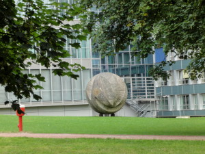 Skulptur_vor_dem_Oberlandesgericht_-_panoramio-300x225.jpg