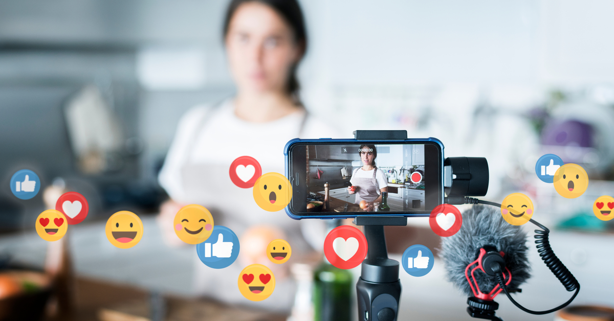 BLOG-Retail-Influencer_Food_vlogger_recording_cell_video-1200