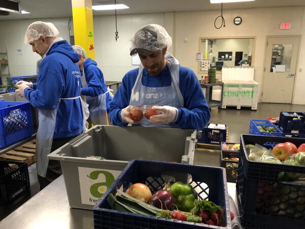 Inspecting-produce-at-Oregon-Food-Bank-Hanzo-Helps_4311