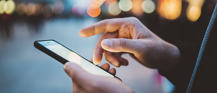 Man_holding_smartphone