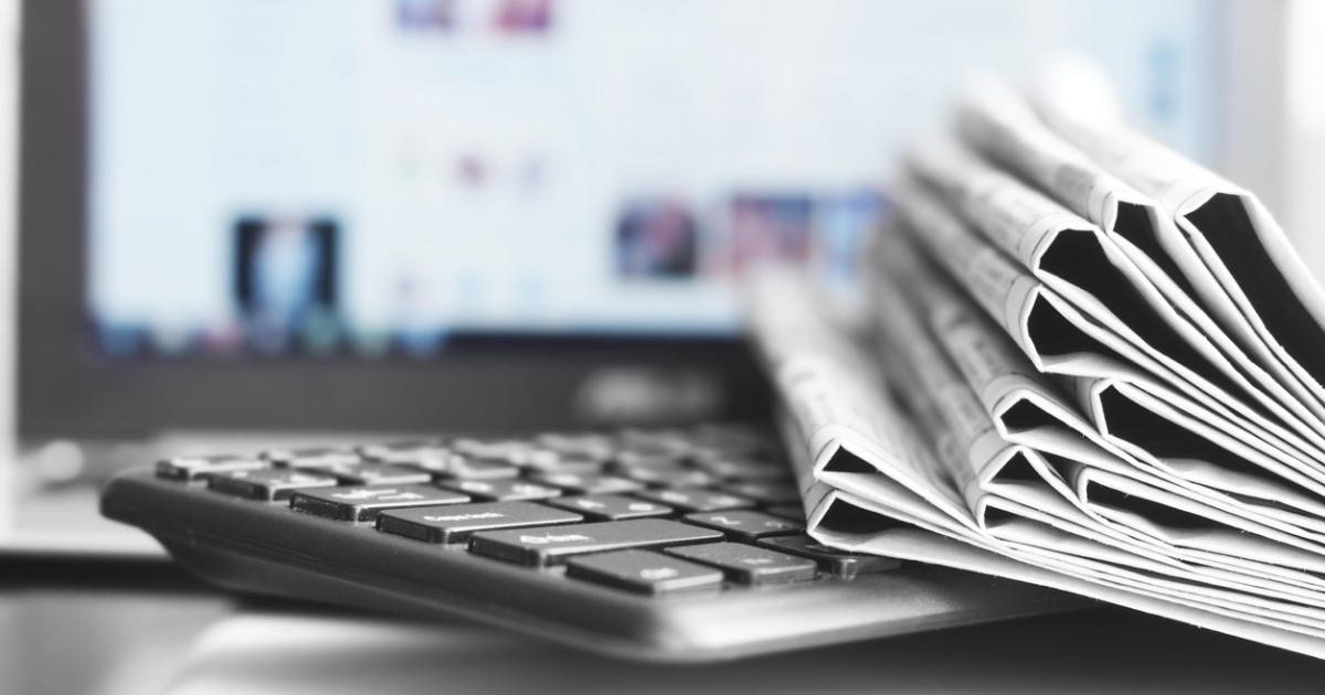newspapers-and-laptop-picture-id1140728159
