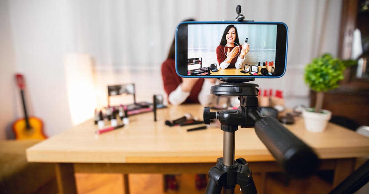 woman-vlogging-about-makeup-picture-id1087135698