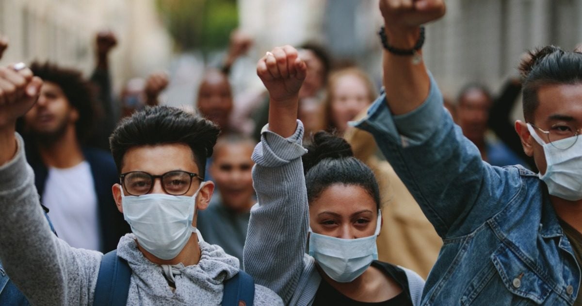 group-of-demonstrators-protesting-in-the-city-picture-id1215069129