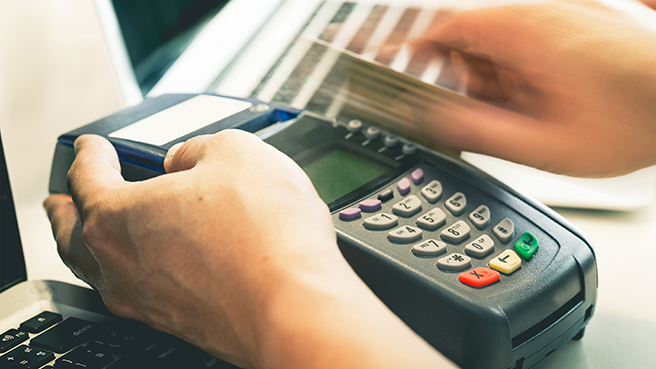 Retail_hand-swiping-credit-card-store