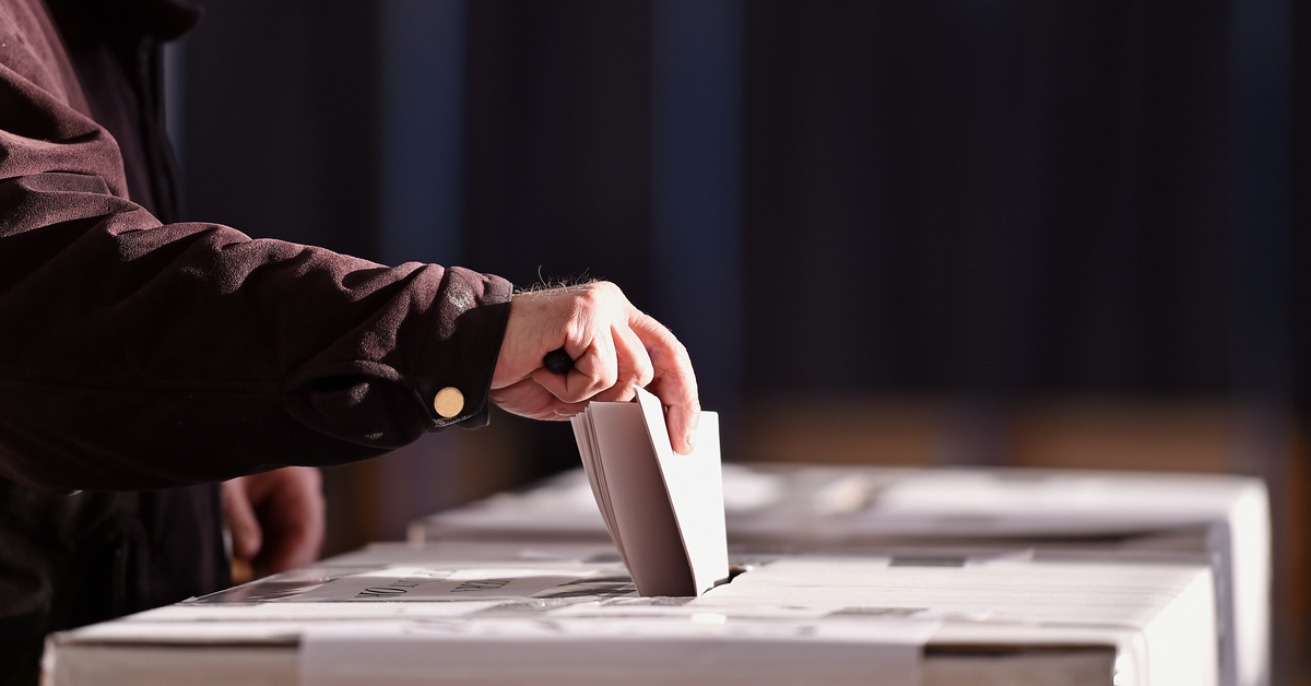 casting_vote_ballot_box_election_1200