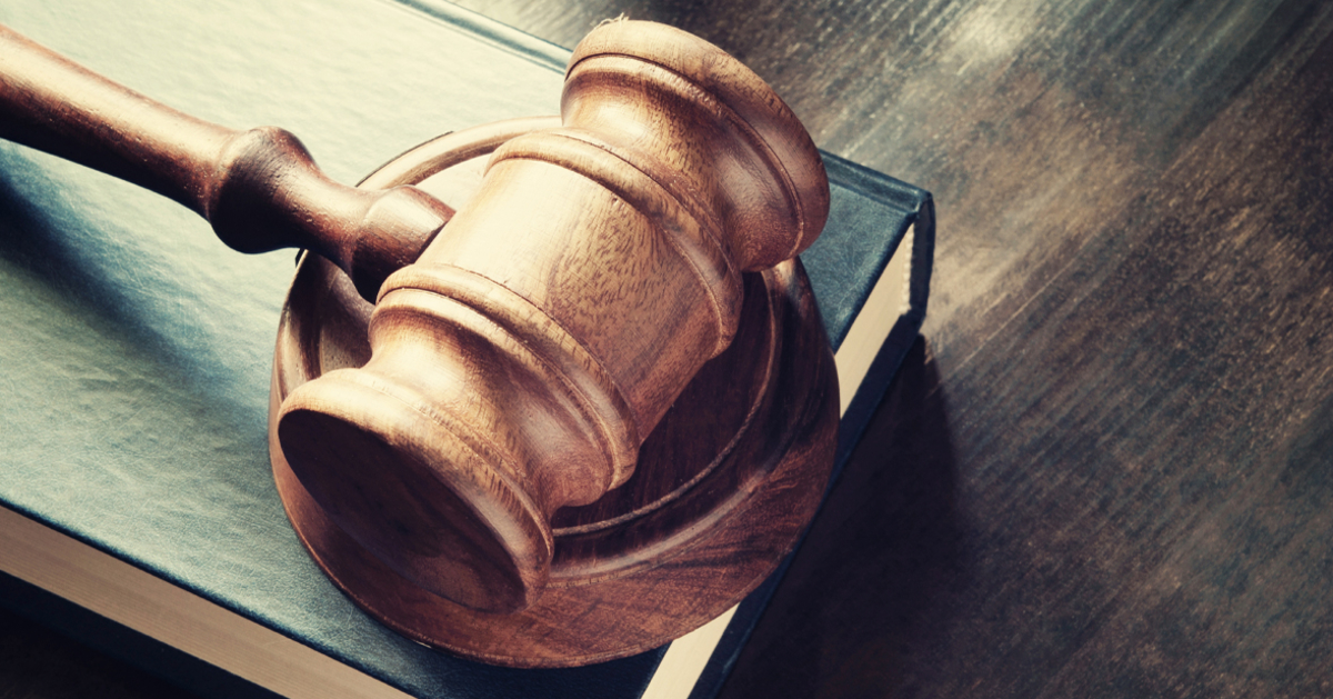 gavel_on_books