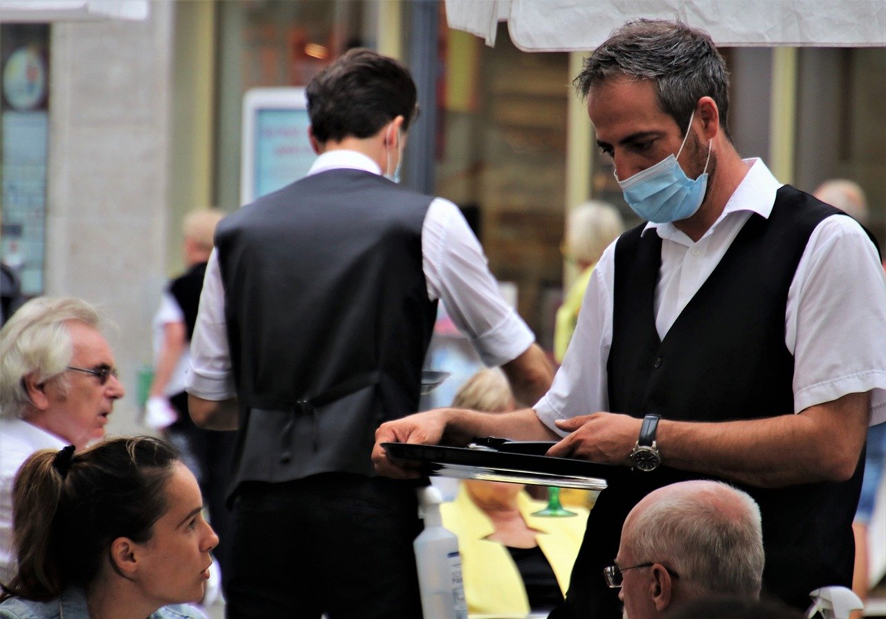 waiter-5513560_1280