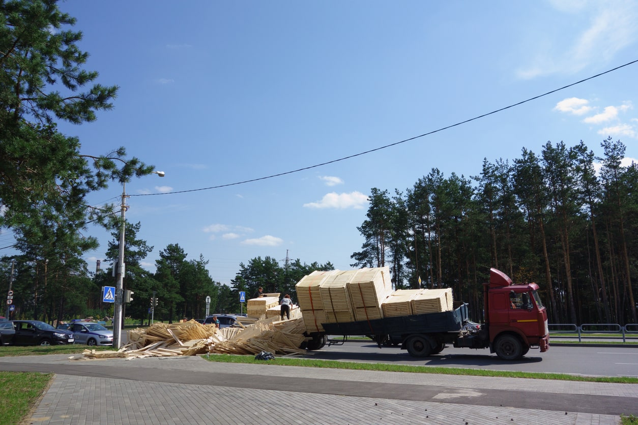 https-www-searcylaw-com-wp-content-uploads-2017-05-truck-accident-with-overturned-cargo-min-jpg