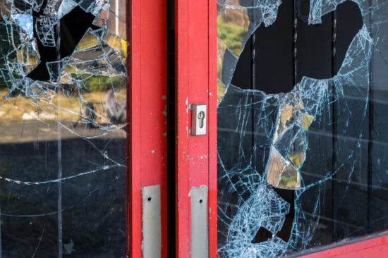 Broken windowpane vandal"n