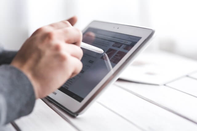 hand-using-stylus-pen-for-touching-the-digital-tablet-screen-6336 hand using a stylus