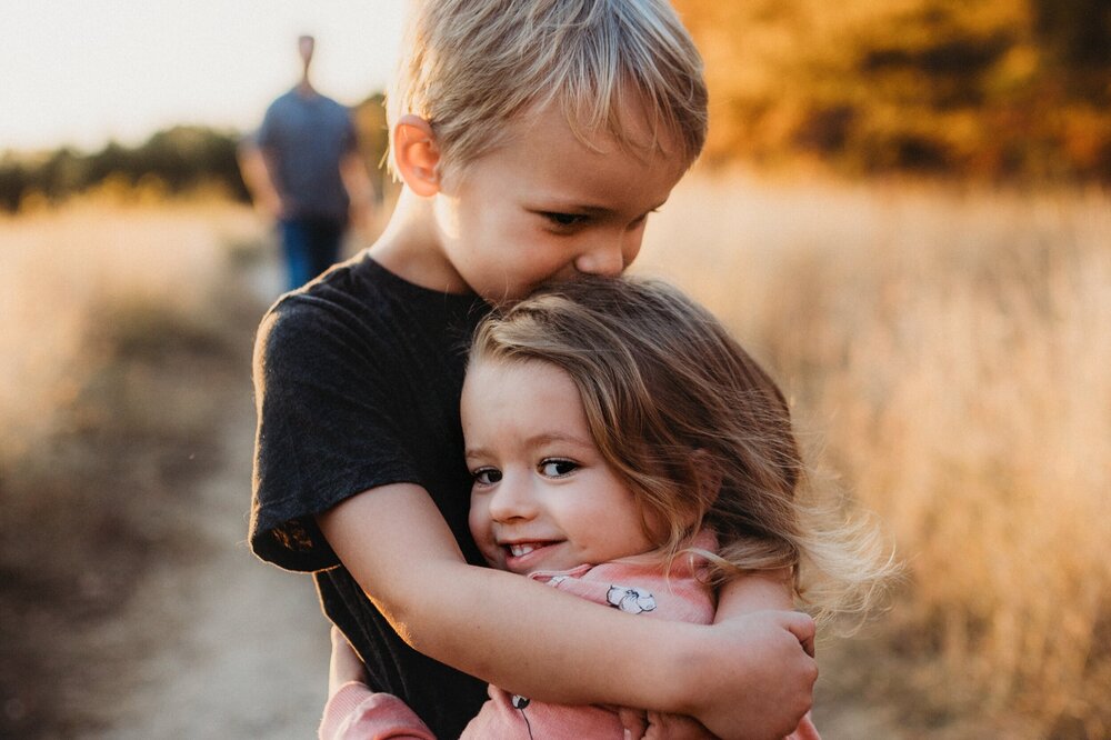 siblings patty-brito-eHOZjZEx7u8-unsplash.jpeg
