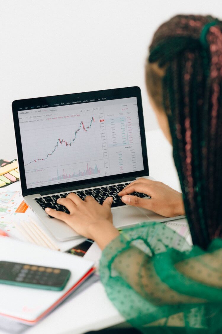 Law Firm Profit Sharing Formulas Lawyer at computer researching different profit sharing formulas