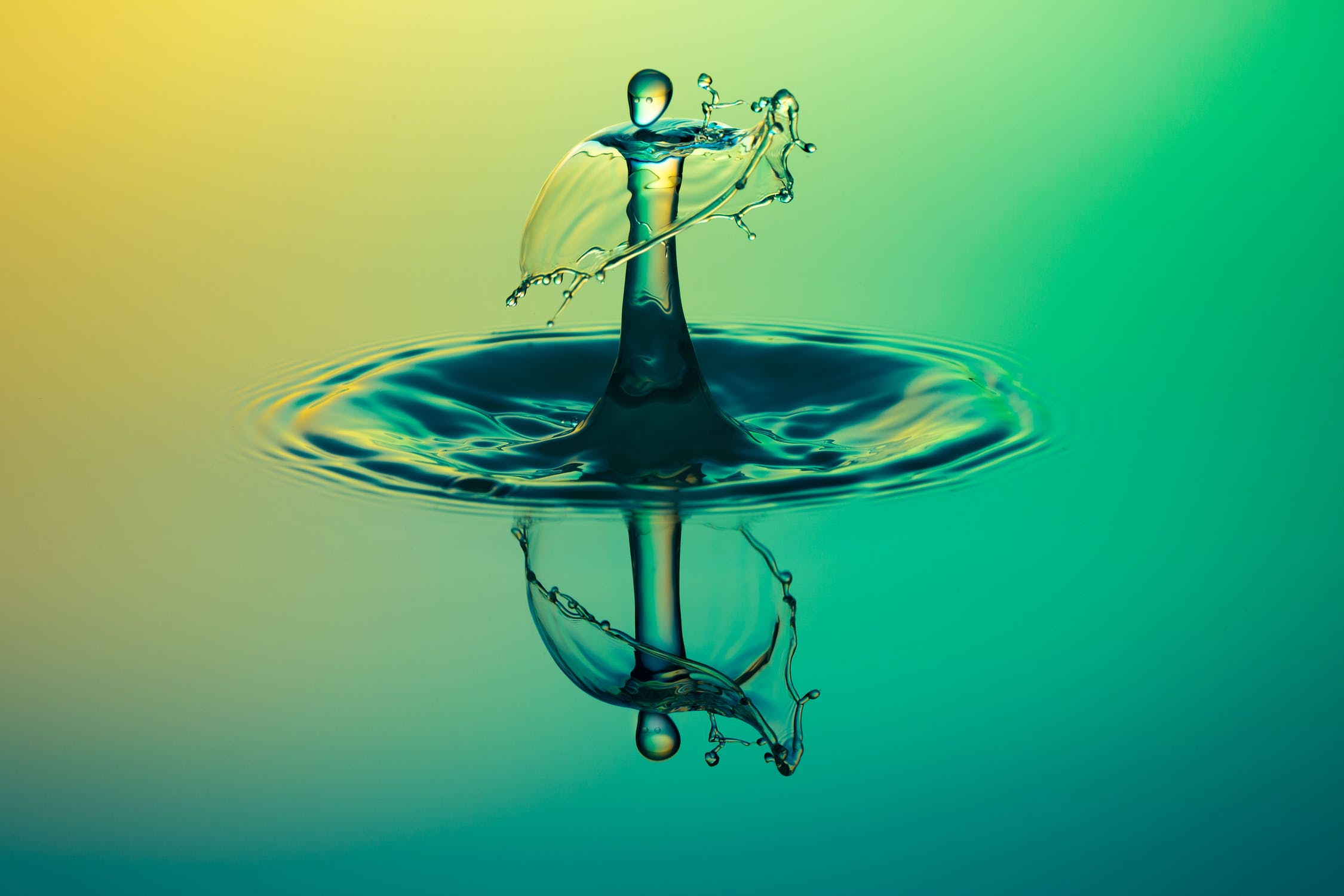 highspeed-photography-water-drop-of-water-alien-dance