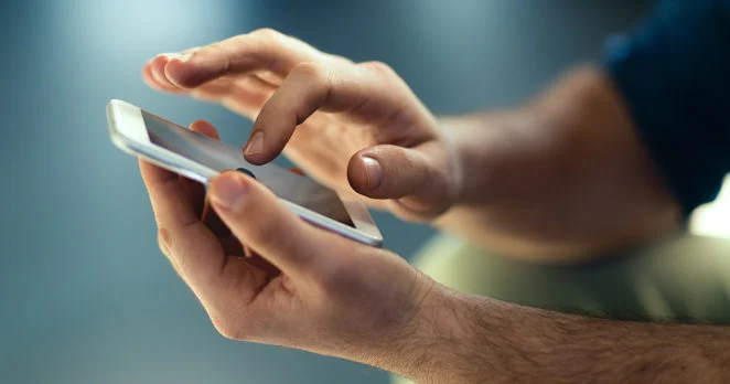 smartphone-male-hands-GettyImages-538683033_1200x630-662x348-1