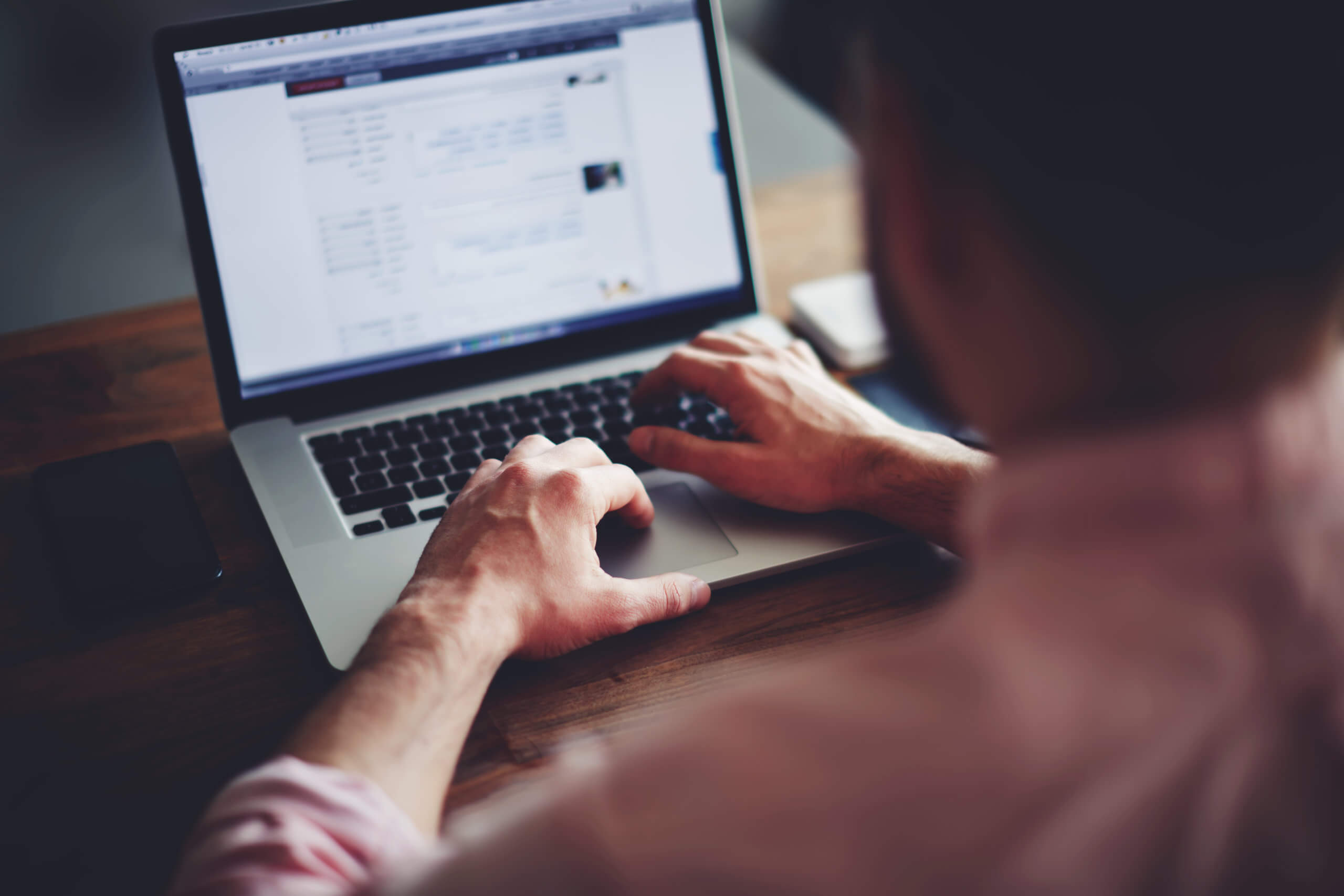 person using&nbsp;a cloud-based legal practice management system&nbsp;for work