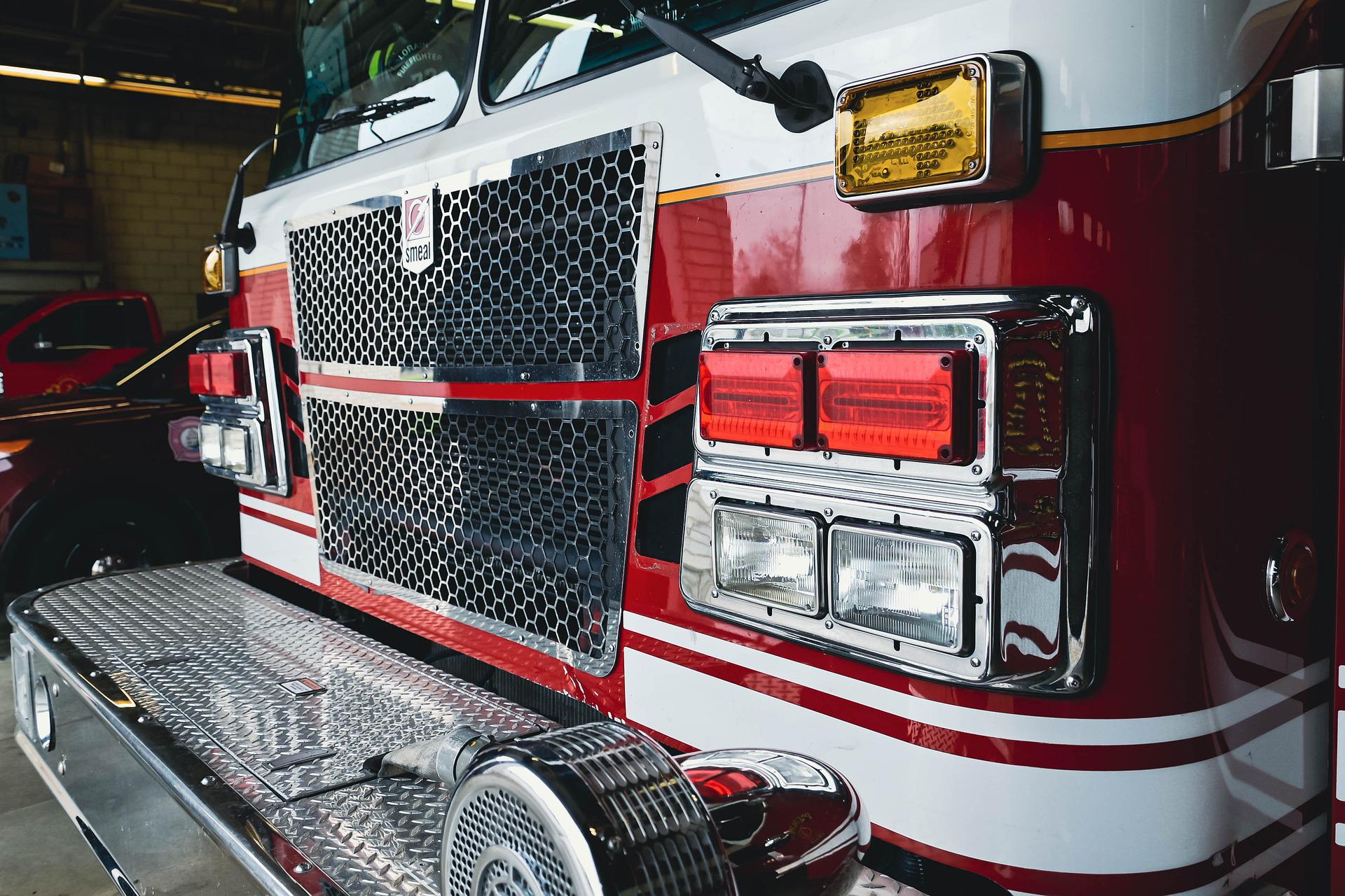 firetruck-gcbdb75444_1920