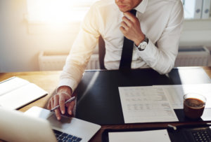 lawyer using a cloud-based legal practice management system to keep track of court dates