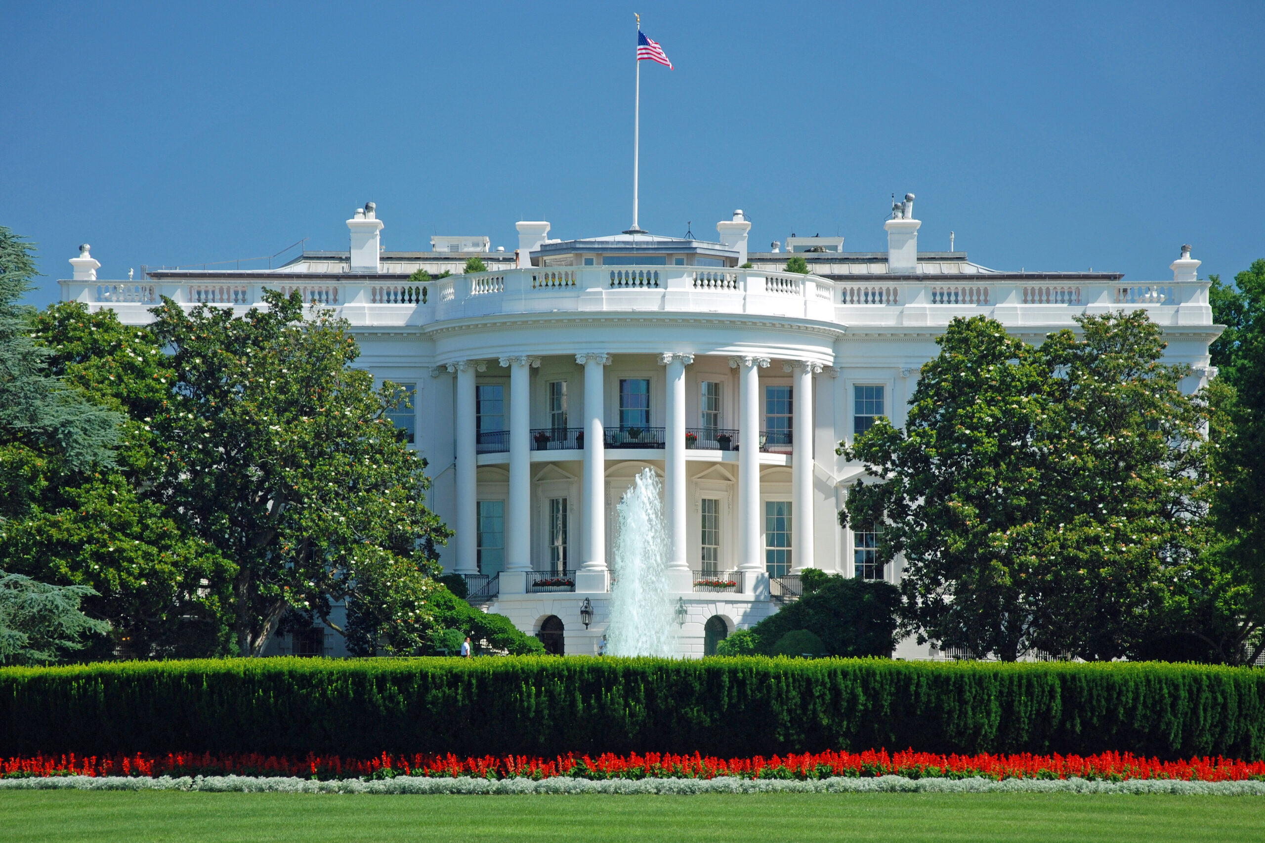 Washington_The White House in Washington DC with beautiful blue sky