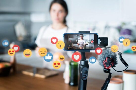 Influencer_Food_vlogger_recording_cell_video