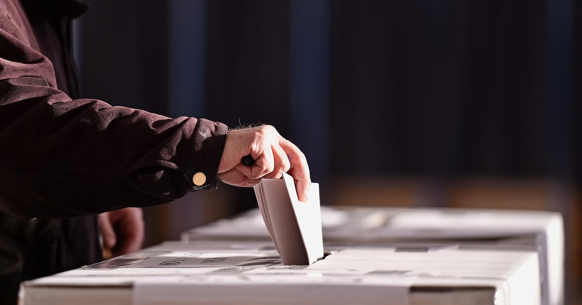 casting_vote_ballot_box_election_1200