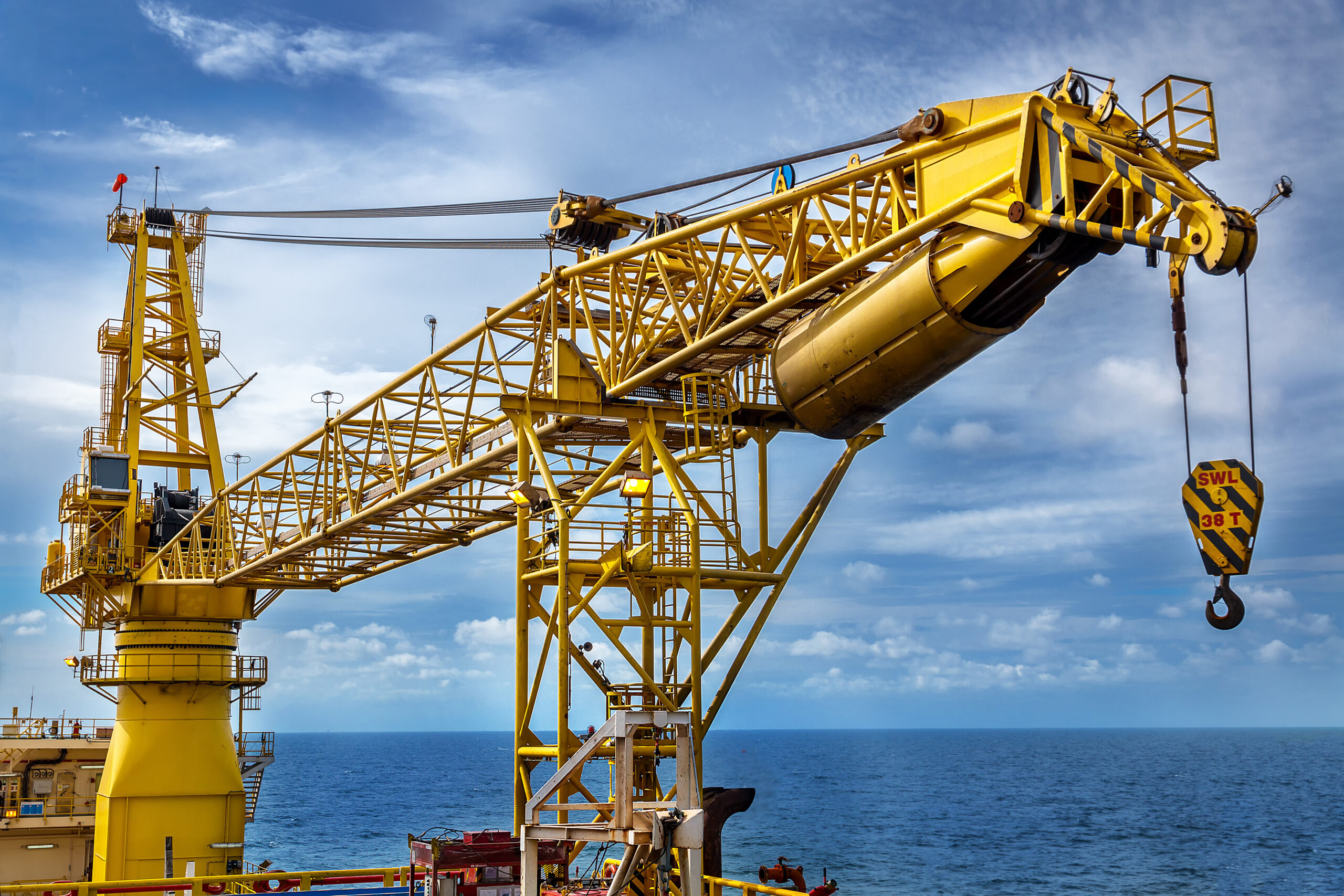 Crane,,Pedestal,Crane,Winch,,Steel,Wire,Rope,On,Production,Platform,