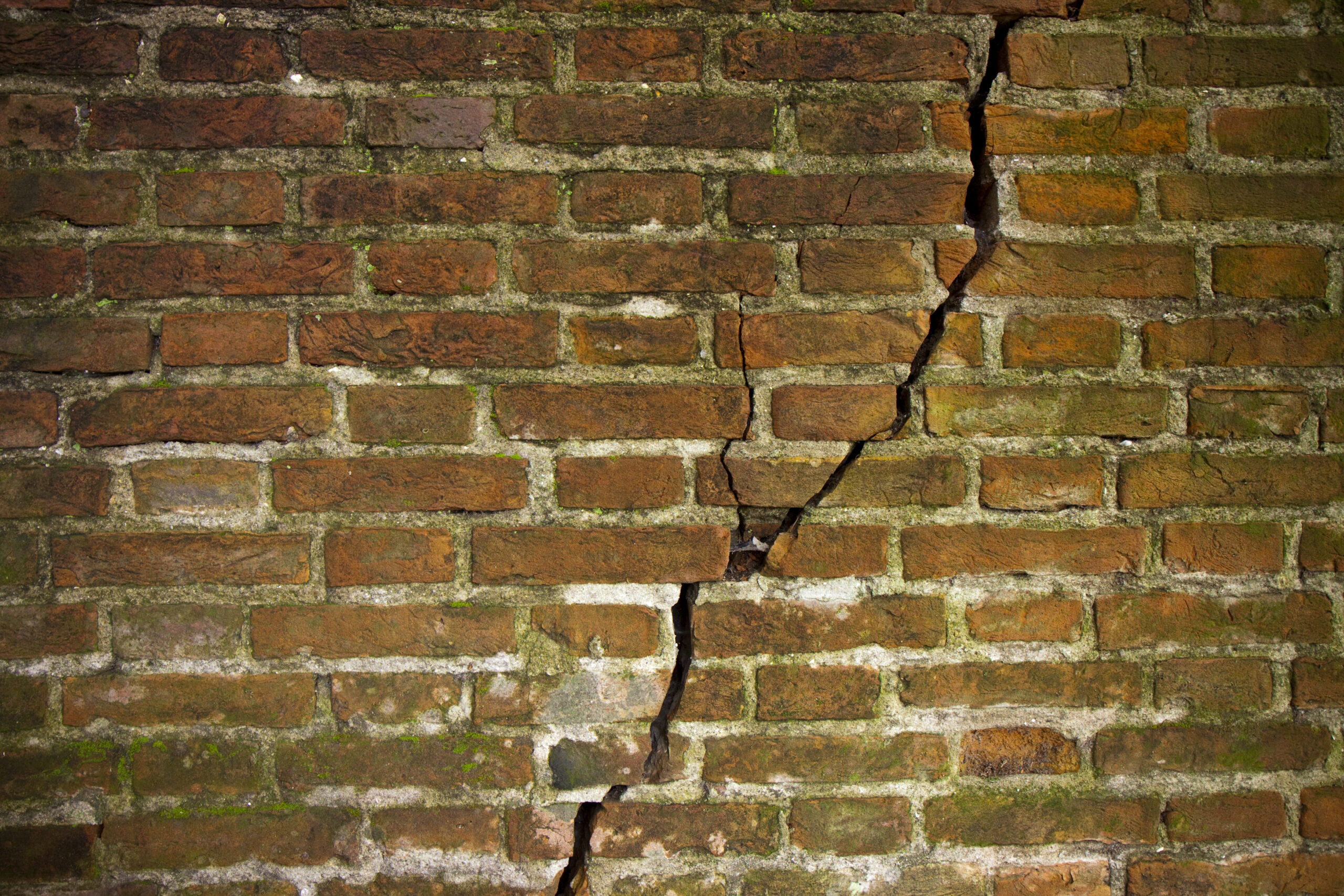 Cracked,Brick,Wall