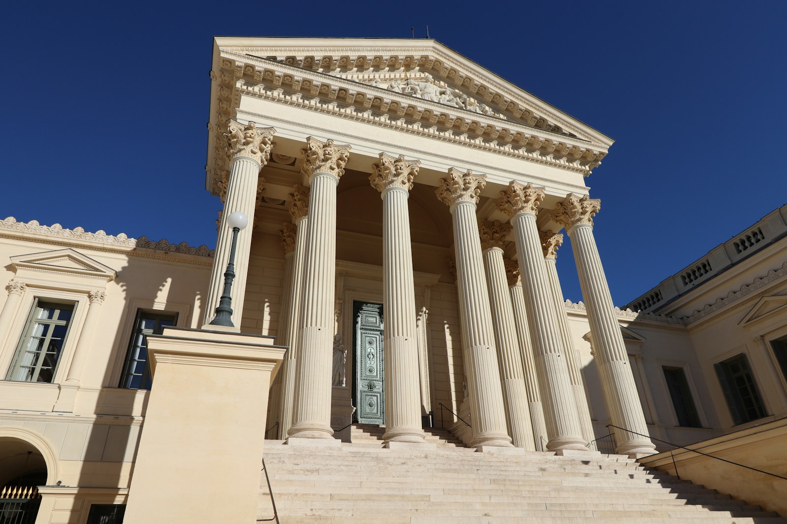 Low-angle side view of the Montpellier courthouse, Montpellier (2k23)