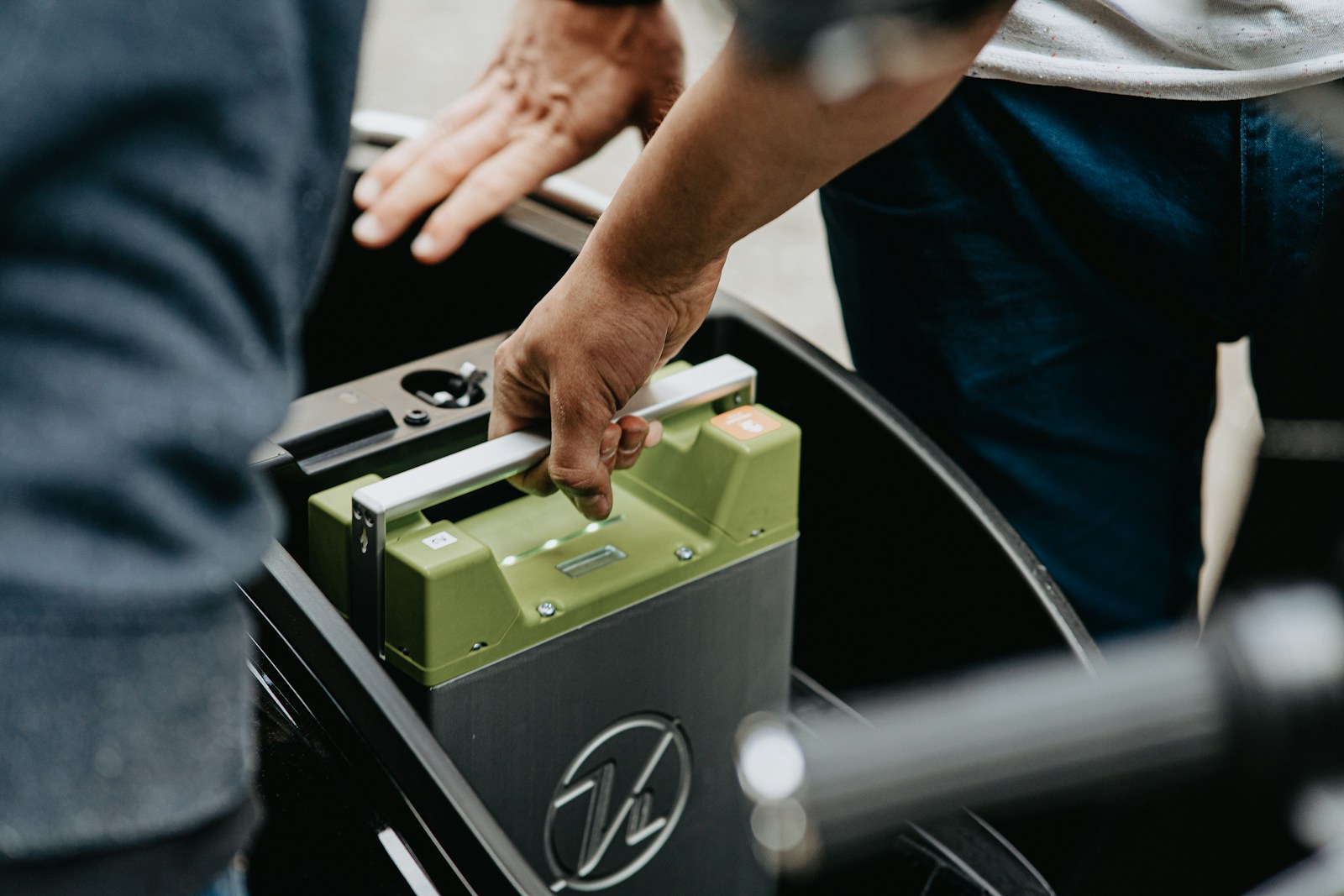 A rechargeable battery for the electric scooter Kumpan 54 Iconic being swapped out. It runs on Lithium-Ion, achieves 54 km of range and can also be used as energy storage.