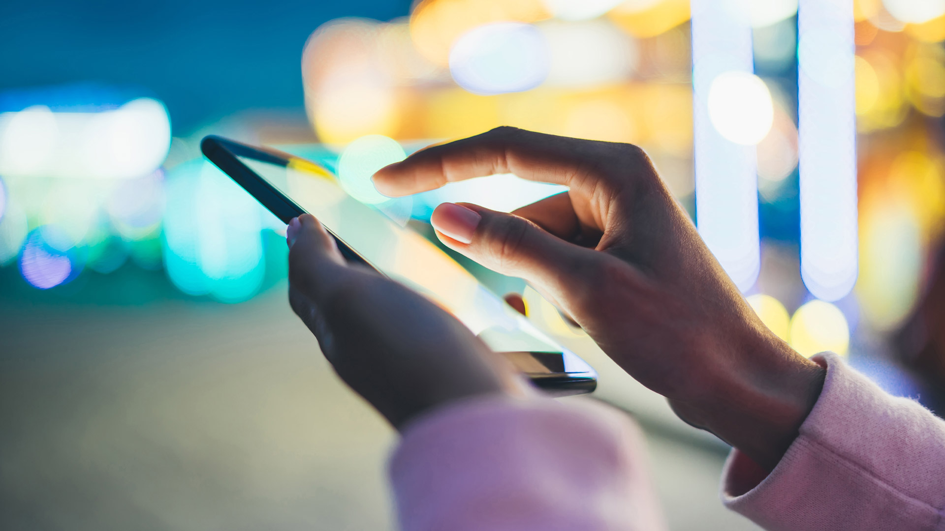Woman_holding_smartphone_S_0814_PPT