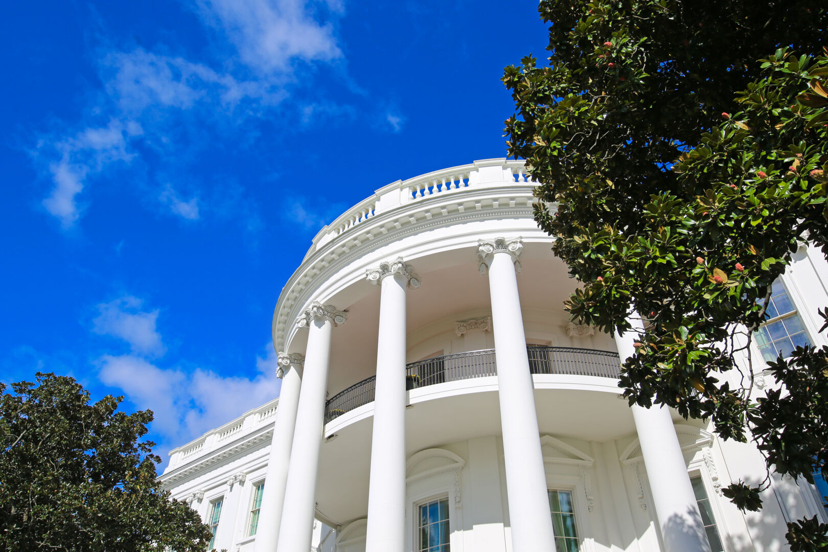 GettyImages-1095683810_Side view of back of the White House