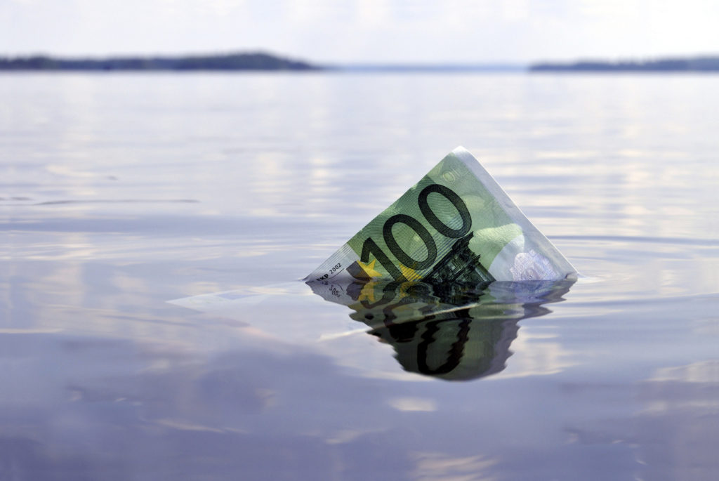 Hundred euros sinking in lake