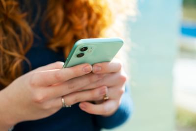 https-esquireglobalcrossings-squirepattonboggsblogs-com-wp-content-uploads-sites-21-2026-02-close-up-or-woman-using-smart-phone-_gettyimages-1430317161-jpg