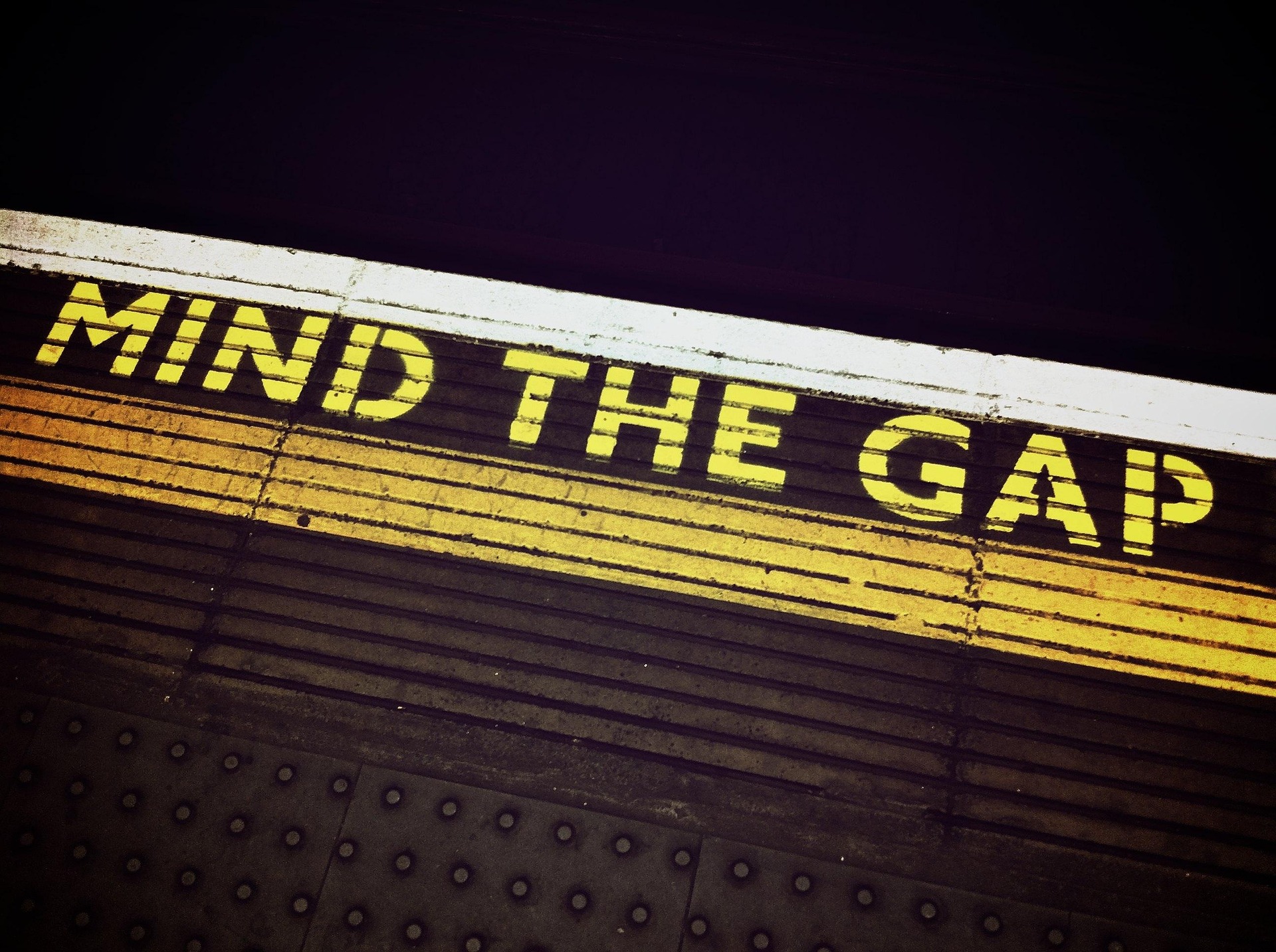 gregplom-mind-the-gap-1876790_1920