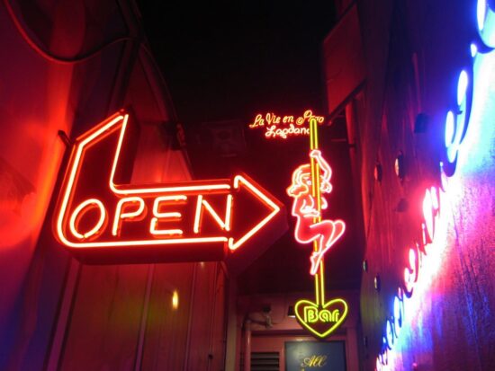 https-free-images-com-lg-6c9e-night_club_neon_lights-jpg